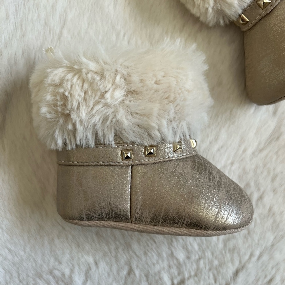The Children’s Place Baby Girl Soft Fur Boots SZ 0-3m✨ - Picture 2 of 7